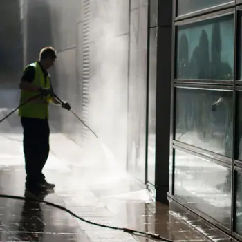 Hot-Water-Chewing-Gum-Removal